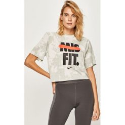 Nike - T-shirt. Zielone topy damskie Nike, s, z nadrukiem, z poliesteru, z okrągłym kołnierzem. W wyprzedaży za 139,90 zł.