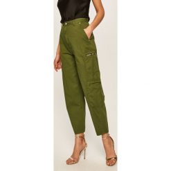 Pepe Jeans - Spodnie Avryl x Dua Lipa. Czerwone spodnie damskie Pepe Jeans, s, bez wzorów, z bawełny. W wyprzedaży za 319,90 zł.