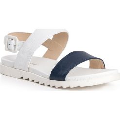 Buty damskie. Niebieskie klapki damskie Wittchen, bez wzorów, ze skóry, bez obcasa. W wyprzedaży za 159,90 zł.