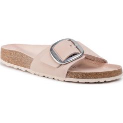 Klapki BIRKENSTOCK - Madrid Big Buckle 1015800 Light Rose. Różowe klapki damskie Birkenstock, bez wzorów, ze skóry, bez obcasa. Za 369,00 zł.