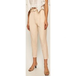 Guess Jeans - Spodnie. Białe spodnie damskie Guess Jeans, s, w paski, z elastanu, z podwyższonym stanem. W wyprzedaży za 239,90 zł.