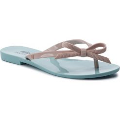 Japonki MELISSA - Harmonic + Jason Wu V 32626 Green/Pink 50961. Różowe klapki damskie Melissa, bez wzorów, z tworzywa sztucznego, bez obcasa, na obcasie. W wyprzedaży za 209,00 zł.