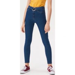 Denimowe spodnie z paskiem - Granatowy. Niebieskie spodnie damskie Sinsay, z jeansu. Za 59,99 zł.