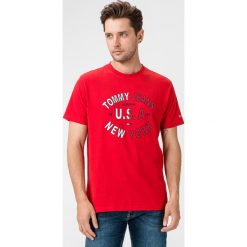 Tommy Jeans Koszulka Czerwony. Czerwone podkoszulki męskie Tommy Jeans, m, z nadrukiem, z bawełny, z krótkim rękawem. Za 187,95 zł.