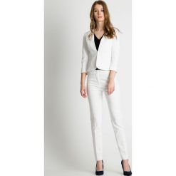 Klasyczny żakiet zapinany na haftkę BIALCON. Szare marynarki i żakiety damskie BIALCON, plus size, z haftami, z satyny, eleganckie. Za 315,00 zł.