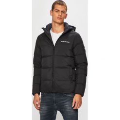 Calvin Klein Jeans - Kurtka puchowa. Czerwone płaszcze męskie Calvin Klein Jeans, xl, bez wzorów, z poliesteru, krótkie, z kapturem. W wyprzedaży za 679,90 zł.