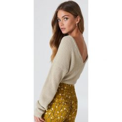 NA-KD Sweter z dzianiny z dekoltem V - Beige. Brązowe swetry klasyczne damskie NA-KD, z dzianiny. Za 121,95 zł.
