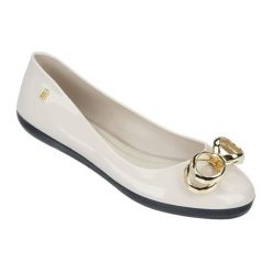 Baleriny w kolorze białym. Białe baleriny damskie Melissa, Pepe Jeans, bez wzorów, bez obcasa. W wyprzedaży za 179,95 zł.