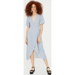 Kopertowa sukienka midi w kwiaty. Niebieskie sukienki hiszpanki Pull&Bear, w kwiaty, z kopertowym dekoltem, midi, kopertowe. Za 139,00 zł.