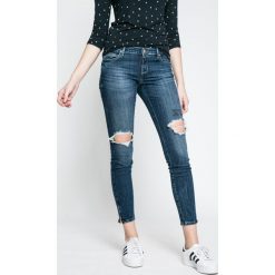 Guess Jeans - Jeansy. Niebieskie jeansy damskie marki Guess Jeans, z obniżonym stanem. W wyprzedaży za 429,90 zł.