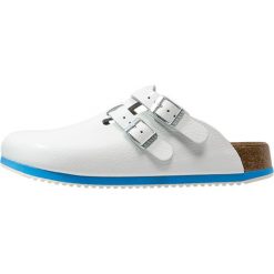 Birkenstock KAY Kapcie weiß. Białe kapcie męskie marki Birkenstock, z materiału. W wyprzedaży za 299,40 zł.