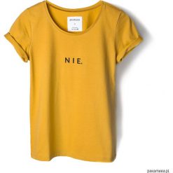 T-shirt musztardowy NIE. Pomarańczowe bluzki damskie na imprezę Pakamera, z napisami, z klasycznym kołnierzykiem. Za 79,00 zł.