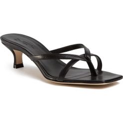 Klapki WEEKEND MAX MARA - Lancia 55211304600 Nero 002. Czarne klapki damskie Weekend Max Mara, bez wzorów, ze skóry, bez obcasa, na obcasie. Za 899,00 zł.