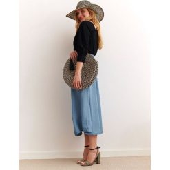 Rozkloszowana spódnica za kolano. Niebieskie spódniczki damskie na lato, z tkaniny, eleganckie, midi, rozkloszowane. W wyprzedaży za 49,99 zł.