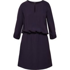 Emporio Armani Sukienka letnia navy. Niebieskie sukienki damskie marki Emporio Armani, na lato, bez wzorów, z elastanu, bez kołnierzyka, bez rękawów. W wyprzedaży za 464,50 zł.