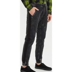 Jeansowe joggery z lampasem - Czarny. Czarne spodnie męskie Cropp, m, bez wzorów, z jeansu. Za 119,99 zł.