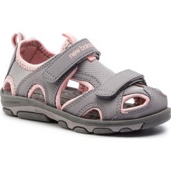 Sandały NEW BALANCE - K2005PG Pink/Grey. Szare sandały dziewczęce New Balance, ze skóry ekologicznej, bez zapięcia. W wyprzedaży za 99,00 zł.