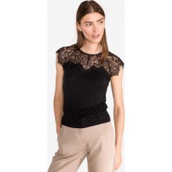 Guess Helga Top Czarny. Czarne bluzki damskie Guess, xs, w koronkowe wzory, z materiału, bez kołnierzyka, z krótkim rękawem. Za 218,95 zł.