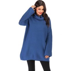 Sweter w kolorze niebieskim. Niebieskie swetry damskie Swetry na chłodne dni, bez wzorów, ze splotem, bez rękawów, bez kaptura. W wyprzedaży za 139,95 zł.