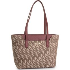 Torebka DKNY - Noho-Ew Tote R92AFC35 Qla Chn Lg/ Bldred 280. Pomarańczowe torebki klasyczne damskie DKNY, bez wzorów, z materiału, klasyczne, na ramię, bez dodatków. W wyprzedaży za 559,00 zł.