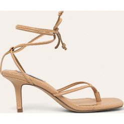 Steve Madden - Sandały Lori. Brązowe sandały damskie Steve Madden, bez wzorów, ze skóry ekologicznej, bez obcasa, na obcasie, bez zapięcia. Za 389,90 zł.