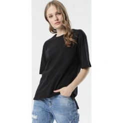 Czarny T-shirt Crialacia. Czarne bluzki damskie Born2be, s, bez wzorów, z dzianiny, z okrągłym kołnierzem. Za 54,99 zł.