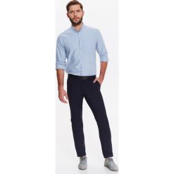 Spodnie męskie regularne ze strukturalnej tkaniny. Spodnie męskie Top Secret, na lato, m, bez wzorów, z tkaniny, eleganckie. W wyprzedaży za 59,99 zł.