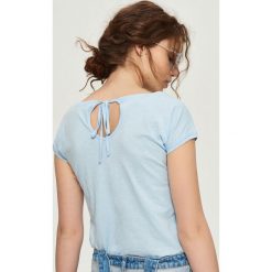 T-shirt z wiązaniem na plecach - Niebieski. Niebieskie t-shirty damskie Sinsay, s, bez wzorów, z dekoltem na plecach. Za 14,99 zł.