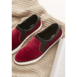 Czerwone Slip On Festive. Czerwone tenisówki damskie vices. Za 59,99 zł.