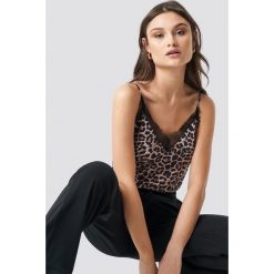 NA-KD Party Top na ramiączkach z koronką - Black,Brown. Brązowe topy damskie marki NA-KD Party, w koronkowe wzory, z satyny, bez kołnierzyka. Za 92,95 zł.