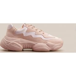 Buty w sportowym stylu - Różowy. Różowe buty sportowe damskie Reserved, bez wzorów, sportowe. Za 159,99 zł.