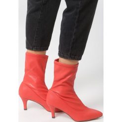 Czerwone Botki Topper Top. Czerwone botki damskie Born2be, bez obcasa, na obcasie, bez zapięcia. Za 109,99 zł.
