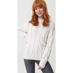 Kremowy Sweter Buttermilk. Brązowe swetry damskie Born2be, na zimę, m, bez wzorów, z dzianiny, z długim rękawem, długie, bez kaptura. Za 199,99 zł.