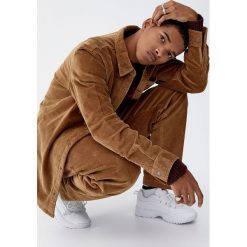 Sztruksowa koszula na zatrzaski. Czerwone koszule męskie marki Pull&Bear, m, bez wzorów, ze sztruksu, bez kołnierzyka, z długim rękawem. Za 139,00 zł.