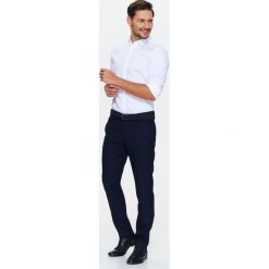 KOSZULA MĘSKA ELEGANCKA Z JEDWABISTYM WYKOŃCZENIEM TKANINY O DOPASOWANYM KROJU. Białe koszule męskie marki Top Secret, m, z tkaniny, eleganckie, z klasycznym kołnierzykiem. W wyprzedaży za 39,99 zł.