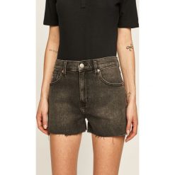 Tommy Jeans - Szorty jeansowe. Szare szorty damskie Tommy Jeans, bez wzorów, z elastanu, casualowe. W wyprzedaży za 279,90 zł.