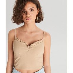Top z dekoltem w kształcie serca - Beżowy. Brązowe topy damskie Cropp, s, bez wzorów, bez kołnierzyka. Za 39,99 zł.