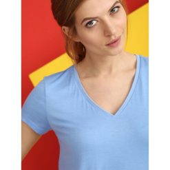 T-shirt krótki rękaw damski gładki. Żółte t-shirty damskie Top Secret, bez wzorów, klasyczne, z dekoltem w serek. W wyprzedaży za 14,99 zł.