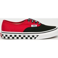 Vans - Tenisówki dziecięce. Czerwone trampki dziewczęce Vans, bez wzorów, z gumy, na sznurówki. W wyprzedaży za 159,90 zł.