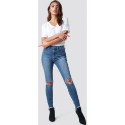 Pamela x NA-KD Jeansy z rozdarciami - Blue. Niebieskie jeansy damskie z wysokim stanem marki Pamela x NA-KD, z jeansu. Za 202,95 zł.