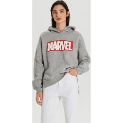 Bluza Marvel - Jasny szary. Szare bluzy damskie Cropp, s, z motywem z bajki, bez rękawów, bez kaptura. Za 119,99 zł.