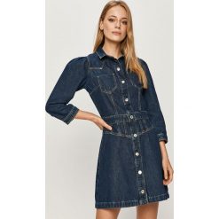 Guess Jeans - Sukienka jeansowa. Niebieskie sukienki damskie Guess Jeans, na co dzień, s, z aplikacjami, z bawełny, casualowe, bez kołnierzyka, bez rękawów, mini, proste. Za 639,90 zł.