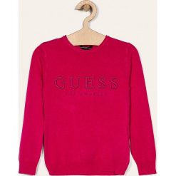 Guess Jeans - Sweter dziecięcy 118-175 cm. Różowe swetry dziewczęce z aplikacjami, z elastanu, z okrągłym kołnierzem, krótkie. Za 199,90 zł.