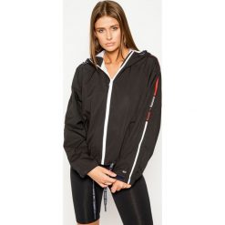 Kurtka przejściowa Tommy Jeans Branded Sleeves Windbreaker DW0DW08023. Białe kurtki damskie Tommy Jeans, s, bez wzorów, z jeansu, bez kaptura. W wyprzedaży za 499,00 zł.