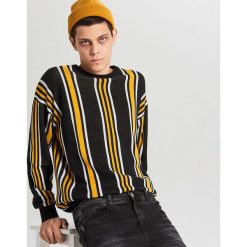 Sweter w paski - Pomarańczowy. Pomarańczowe swetry męskie Cropp, s, w paski, bez kołnierzyka, bez kaptura. W wyprzedaży za 69,99 zł.