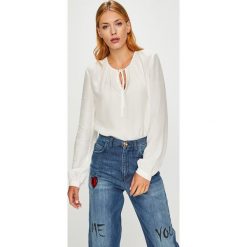 Calvin Klein - Bluzka. Białe bluzki damskie marki Calvin Klein, na co dzień, bez wzorów, z wiskozy, bez kołnierzyka, bez rękawów. W wyprzedaży za 239,90 zł.