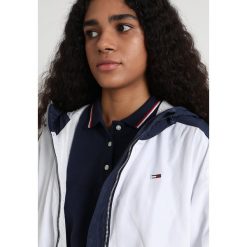 Tommy Jeans CLASSICS JACKET Kurtka wiosenna black iris/bright white. Białe żakiety damskie Tommy Jeans, s, bez wzorów, z poliesteru. Za 649,00 zł.