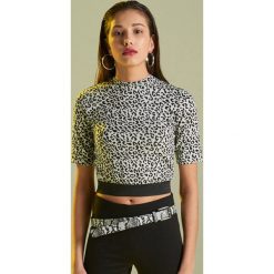 Krótki top w cętki - Brązowy. Pomarańczowe topy damskie marki Cropp, s, bez wzorów, bez kołnierzyka. Za 49,99 zł.