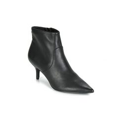 Botki Steve Madden Rome. Czarne botki damskie marki Steve Madden, bez obcasa, bez zapięcia. Za 423,20 zł.