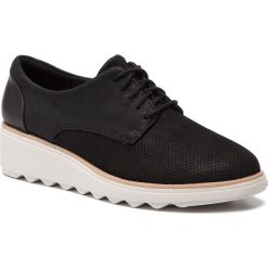 Oxfordy CLARKS - Sharon Crystal 261400914 Black. Czarne półbuty damskie marki Clarks, bez obcasa, na koturnie, bez zapięcia. Za 349,00 zł.